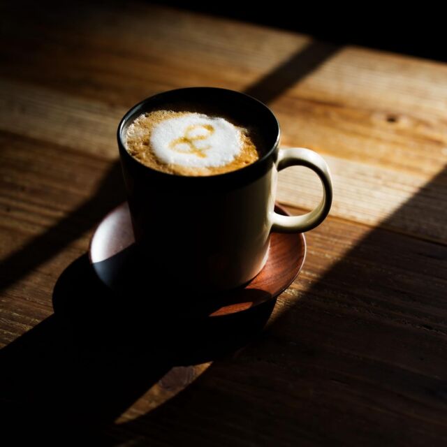 【リクルート】
&calmでは一緒に働くスタッフを募集しております🩵  時給：1050円〜（土日祝日は時給+50円です☺︎）
勤務時間：9:00〜18:00
・1日3時間から🆗です
・土日祝日入れる方歓迎✨
・長期で働ける方歓迎✨
・平日の15:00以降からのシフトもOKです
仕事内容：ホール業務、キッチン補佐
交通費：実費支給
エプロン支給、まかないあり、服装の指定あり
お店の雰囲気に合えば、髪色ネイルも自由です🫶  カフェが好きな方、接客が好きな方
ぜひ一緒に楽しくお仕事しませんか？☕️🪴🕊️
スタッフ同士仲も良くアットホームな職場です🩵  お問い合わせは、DMまたはお電話でお願いします💌
☎︎ 0586-82-2056